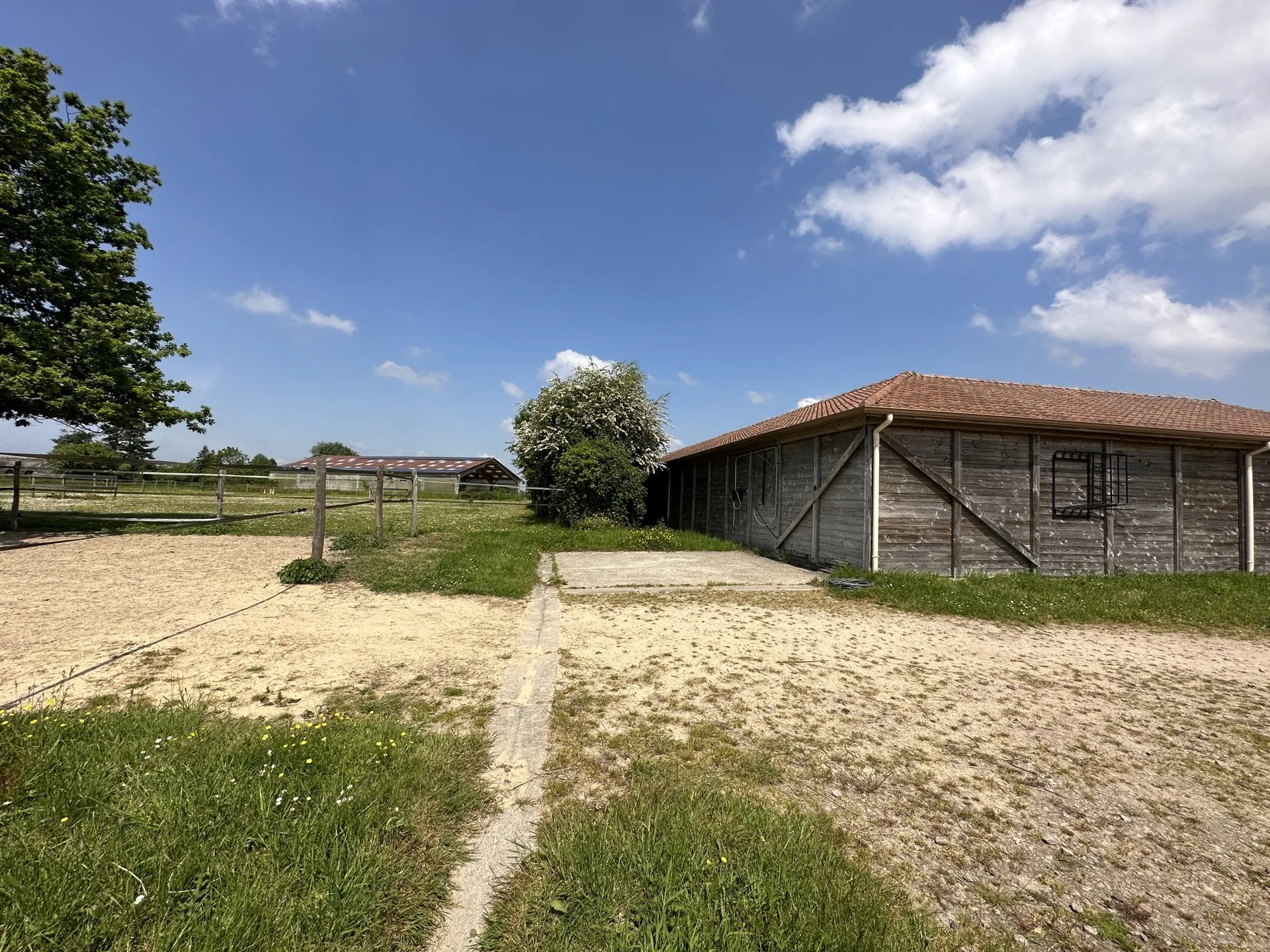 Centre équestre au coeur de la Normandie avec 20 boxes et une habitation de 150m² sur environ 6 hectares de terrain, 76.