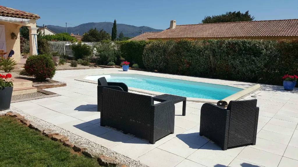 Design épuré et lignes modernes : l’ONYX 7,5m valorise votre extérieur dans le Var.