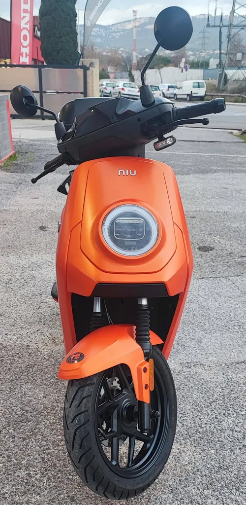SCOOTER ÉLECTRIQUE OCCASION NIU MQI GT 100 ORANGE ÉQUIVALENT 125cc AVEC 2900 KM.