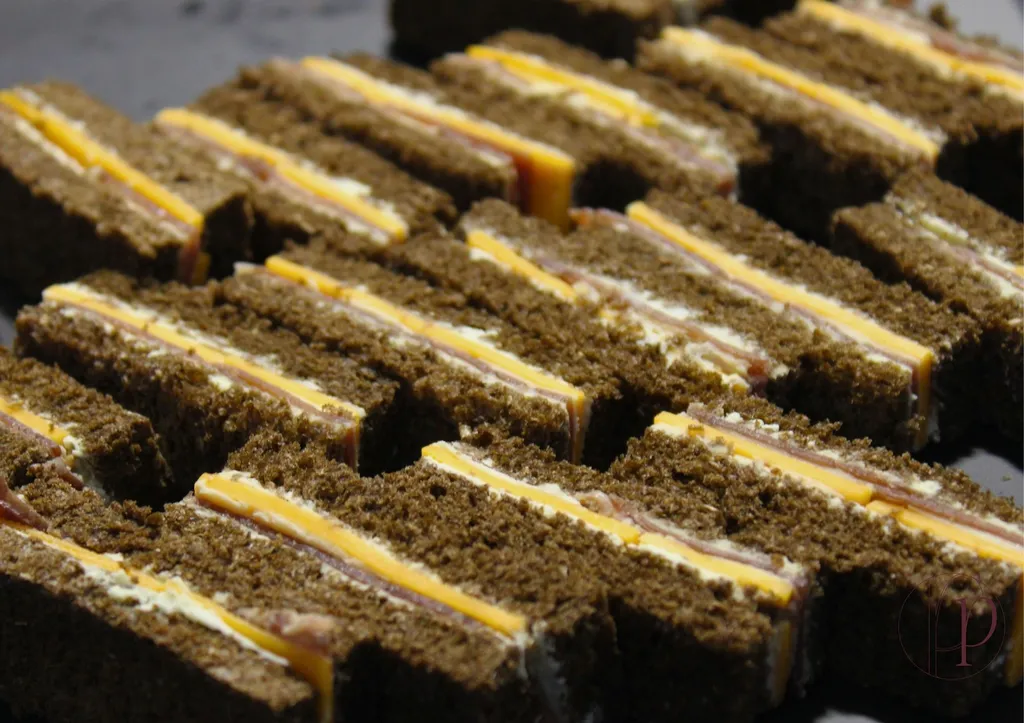 Mini sandwiches finger : Pain de mie, mimolette et bœuf pastrami 