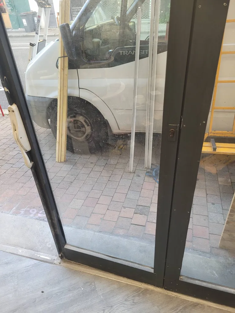 Dépose de la vitrine existante sur cette installation à Bordeaux