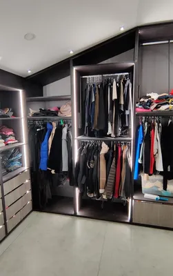 Création d’un dressing sur mesure Valchromat anthracite et décor Zen pour chambre parentale à Marseille 13004