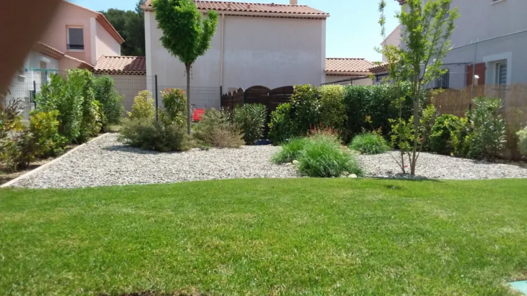 Création et aménagement d’un petit jardin méditerranéen pour une maison avec terrasse à Pelissanne