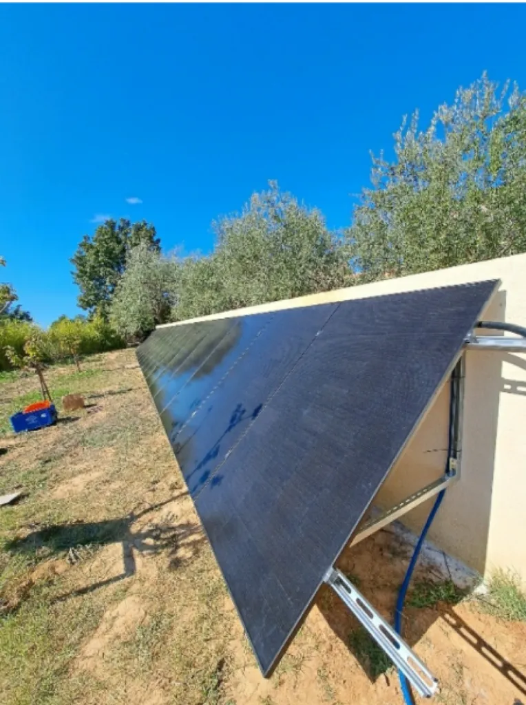 Vue de panneaux solaires hybrides Dualsun à Saint-Zacharie, produisant à la fois électricité et chaleur.