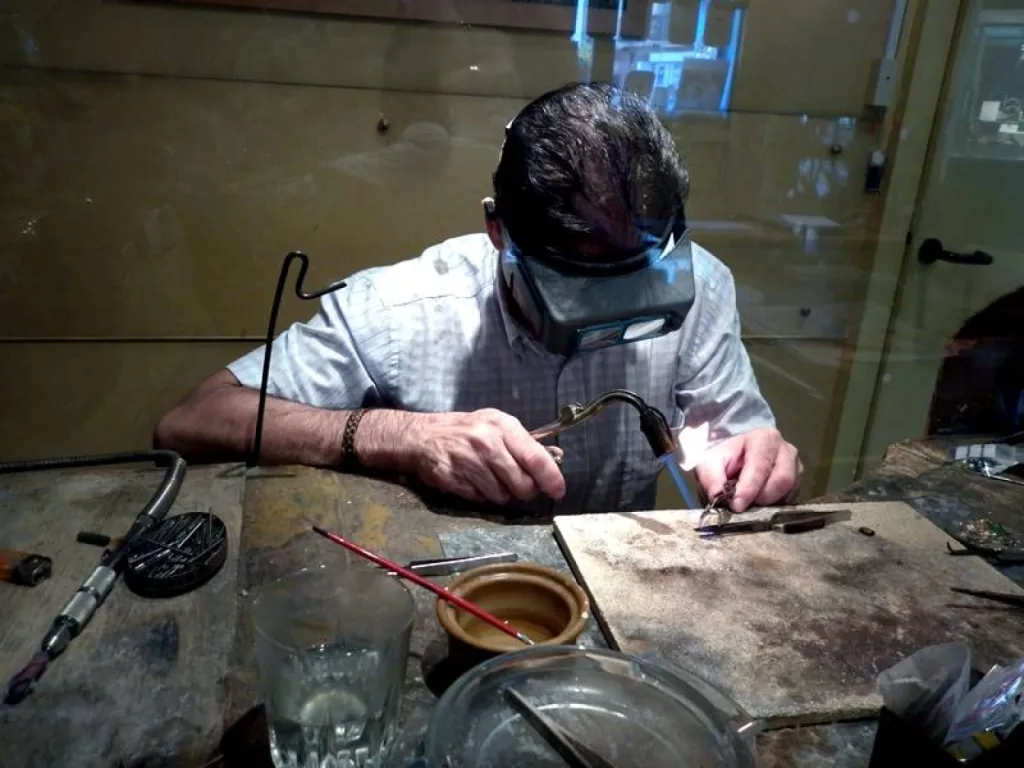 Réparations, fabrications, travail à façon, transformations, création de bijoux. Réparations, fabrications, travail à façon, transformations, création de bijoux.