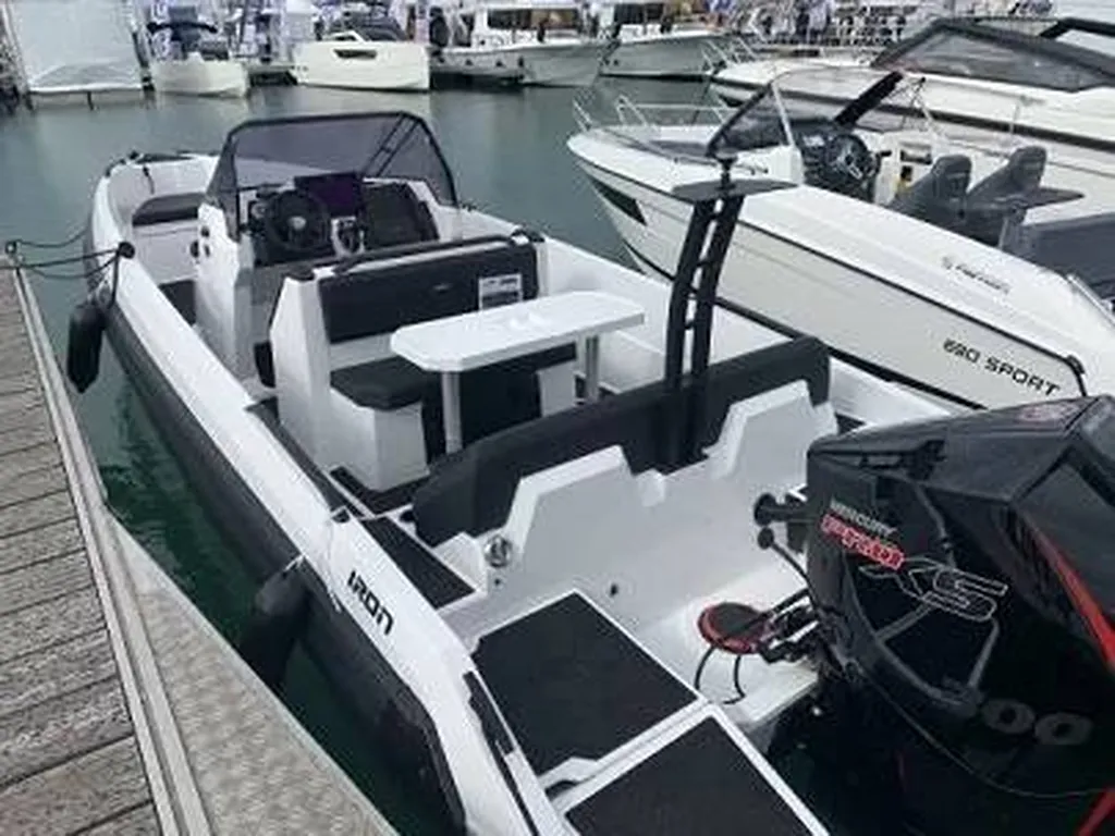 Vend Iron 767 neuf bateau à moteur sportif et maniable 8 personnes à Bandol