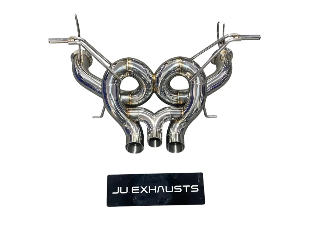 Lamborghini Aventador LP 740-4 S équipée d’une ligne d’échappement JU-EXHAUST en inox. Système optimisé pour une sonorité plus libre et plus expressive, avec un flux d’échappement amélioré et une configuration axée performance.Lamborghini Aventador LP 740