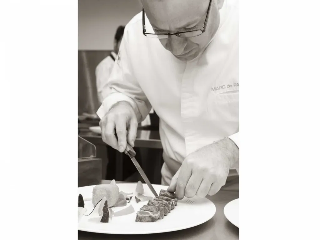 Reportage photographique culinaire à Lyon dressage de l'assiette chef Marc de Passorio