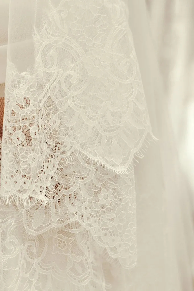 Sélection de robes de mariée en dentelle fine et tulle léger pour mariage à la plage dans le sud