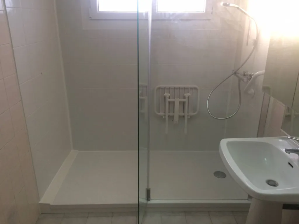 Remplacement baignoire par douche senior sécurisée