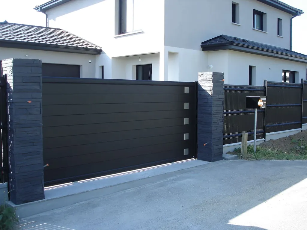 Pose de Portails Coulissants en Aluminium Motorisés, Design Contemporain Sur-Mesure à Le Havre en Seine-Maritime 76 et Harfleur