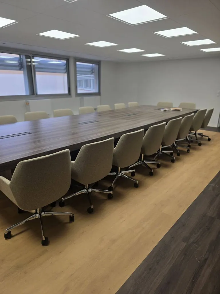 Table de conférence haut de gamme et contemporaine T45 de QUADRIFOGLIO à Nîmes