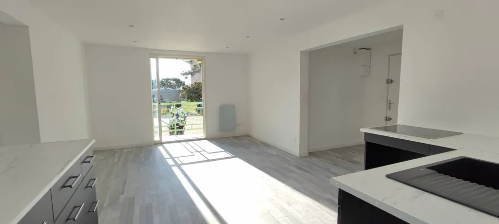 Appartement T3 Cassis  dans résidence sécurisée avec parking et balcon vue Cap Canaille