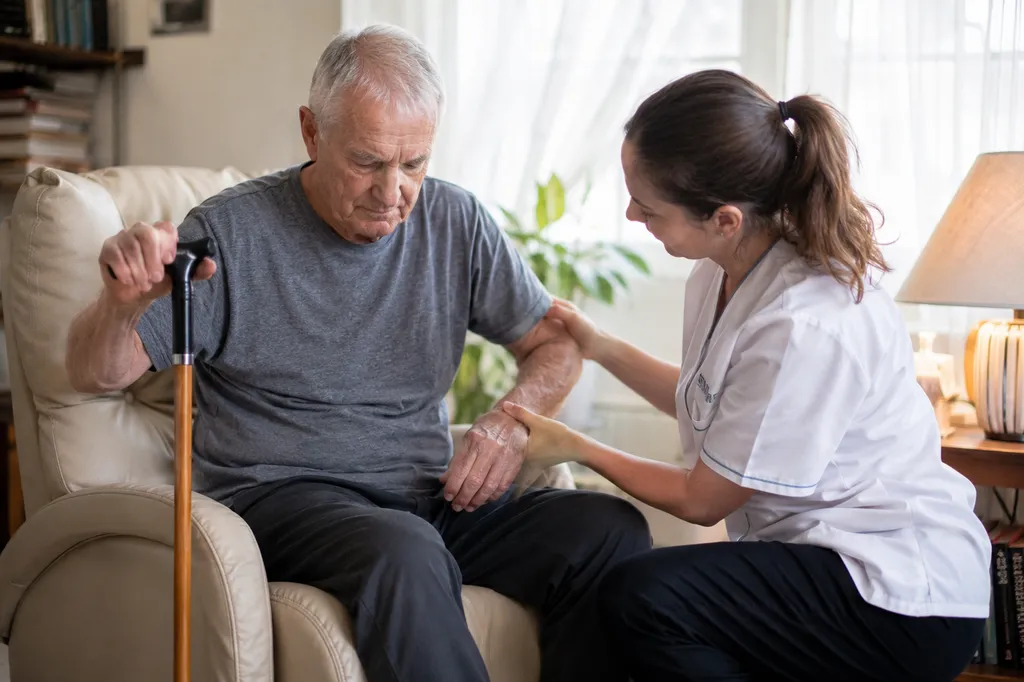 Parkinson dans le Var : comment adapter l’aide à domicile à l’évolution de la maladie