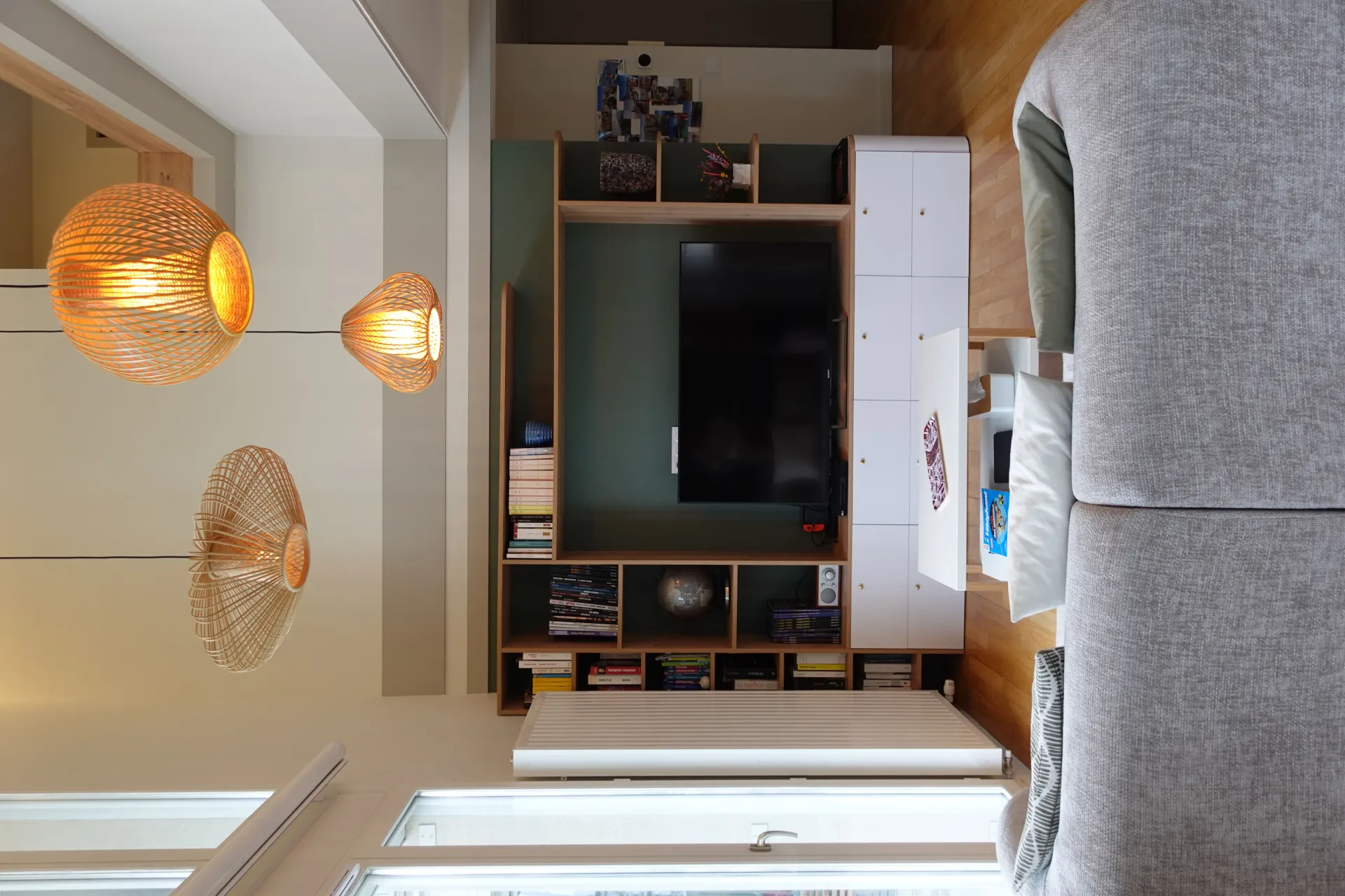 Salon lumineux au style moderne et minimaliste avec lignes épurées, par l'Atelier D, architecte d'intérieur à Bordeaux