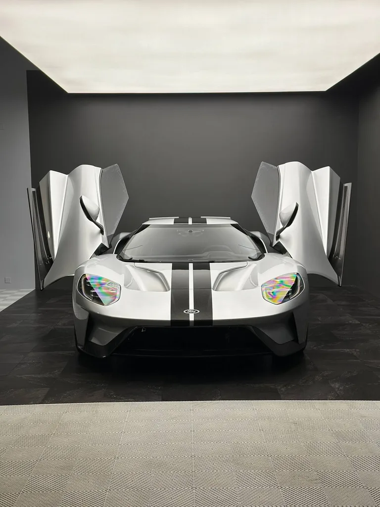 Film de protection PPF sur une Ford GT près de la ville du Mans, en Sarthe