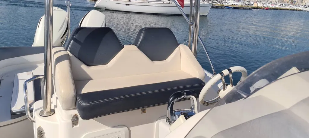 Acheter d'occasion un semi(rigide avec cabine à Bandol