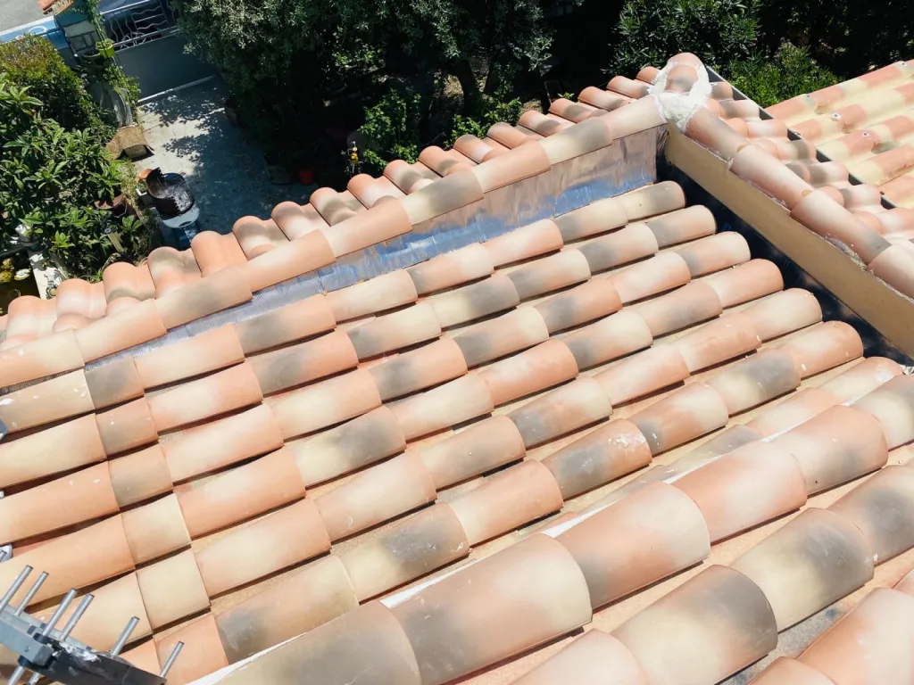 toiture pst canal silvacane avec solin en plomb sur aix en provence