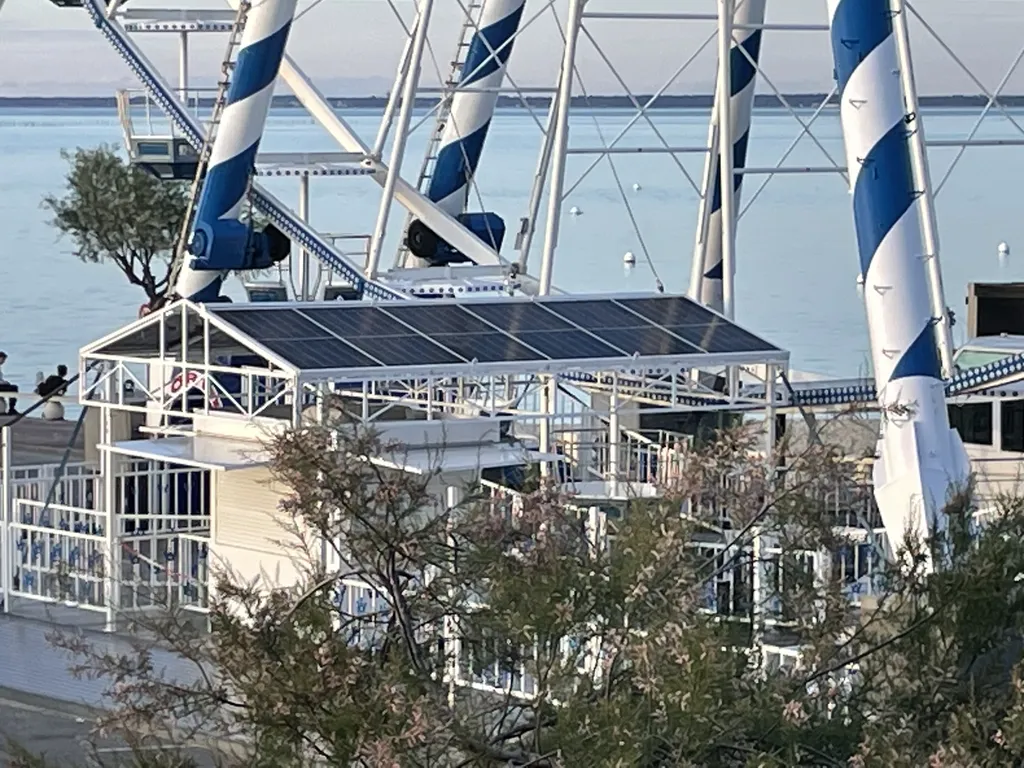 Installation solaire innovante au pied de la grande roue d’Arcachon pour alimenter des bureaux professionnels