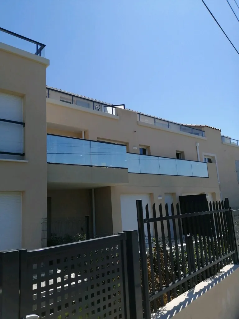 Films adhésifs sur garde corps a NICE.