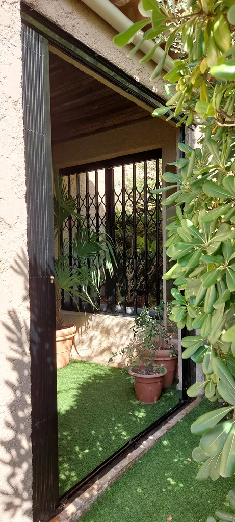 Installer une grille extensible pour baie vitrée et fenêtre maison à Aix-en-Provence proche d’Aix-les-Milles