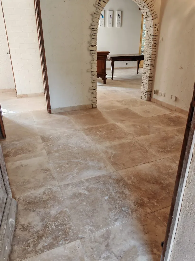 Pose de travertin et carrelage extérieur pour rénovation de terrasse et sols à La Cadière-d'Azur (83)