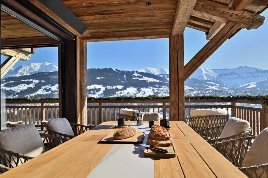 Construction d'une terrasse en bois abritée sur mesure de 50m² dans un chalet haut de gamme à Saint-Gervais-les-Bains
