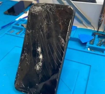 ÉCRAN ET VITRE ARRIÈRE CASSÉS SUR IPHONE, LE REMPLACEMENT S'IMPOSE !