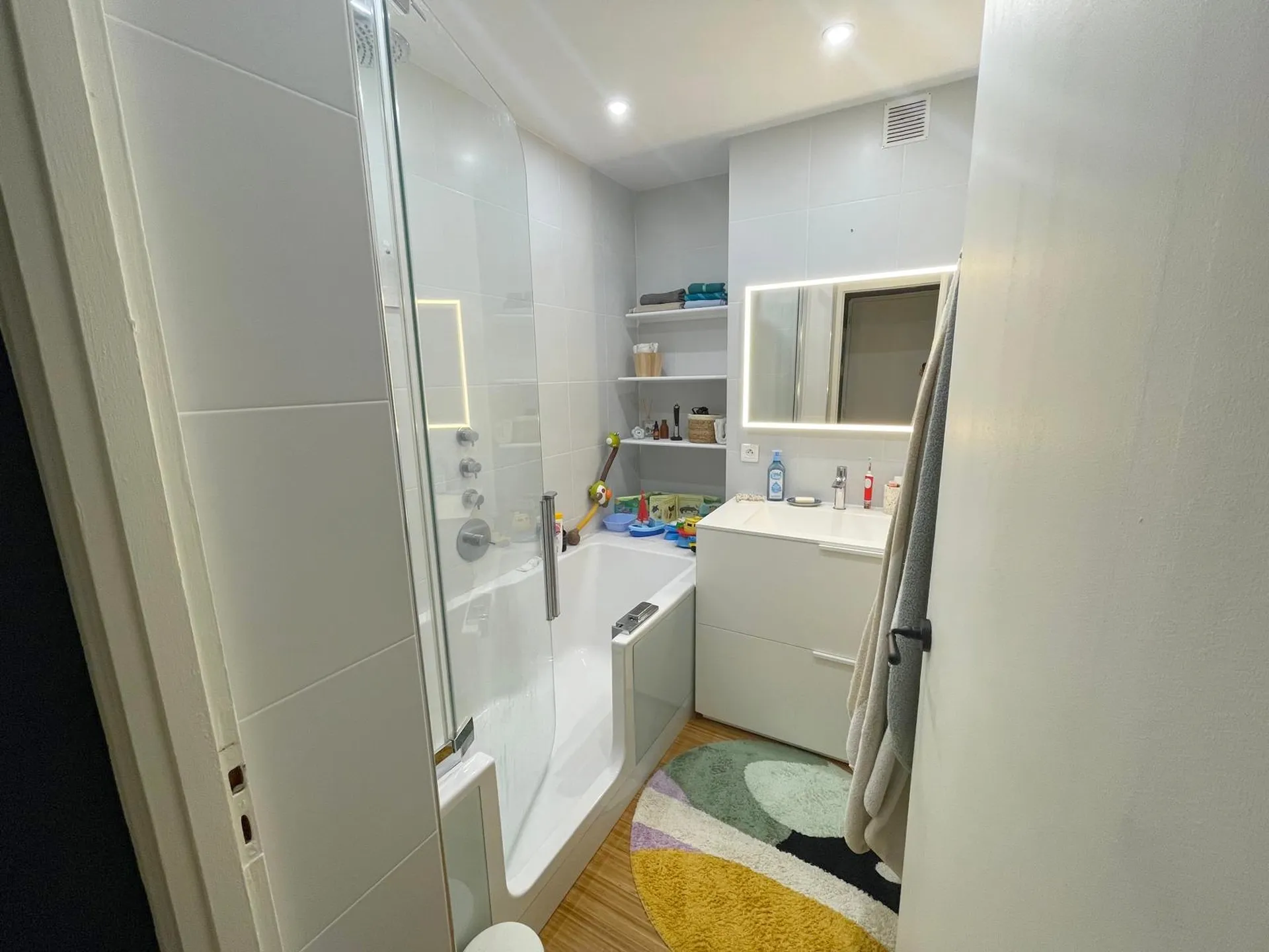 Marly le Roi - Appartement meublé en excellent état général avec 2 chambres et grande pièce de vie au sein d'une résidence calme avec espaces verts