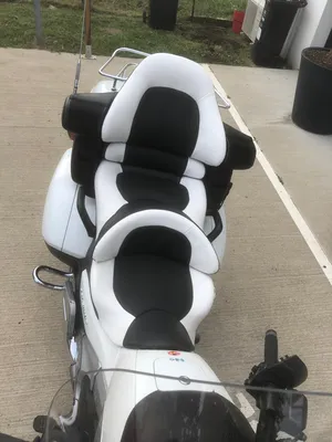 Rénovation d’une selle de moto Goldwing bicolore sur Libourne