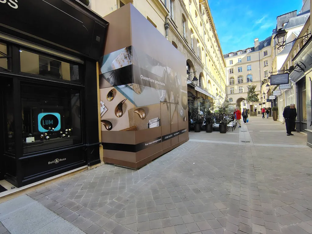 Pose d’une bache publicitaire de chantier rue Royale à Paris 8