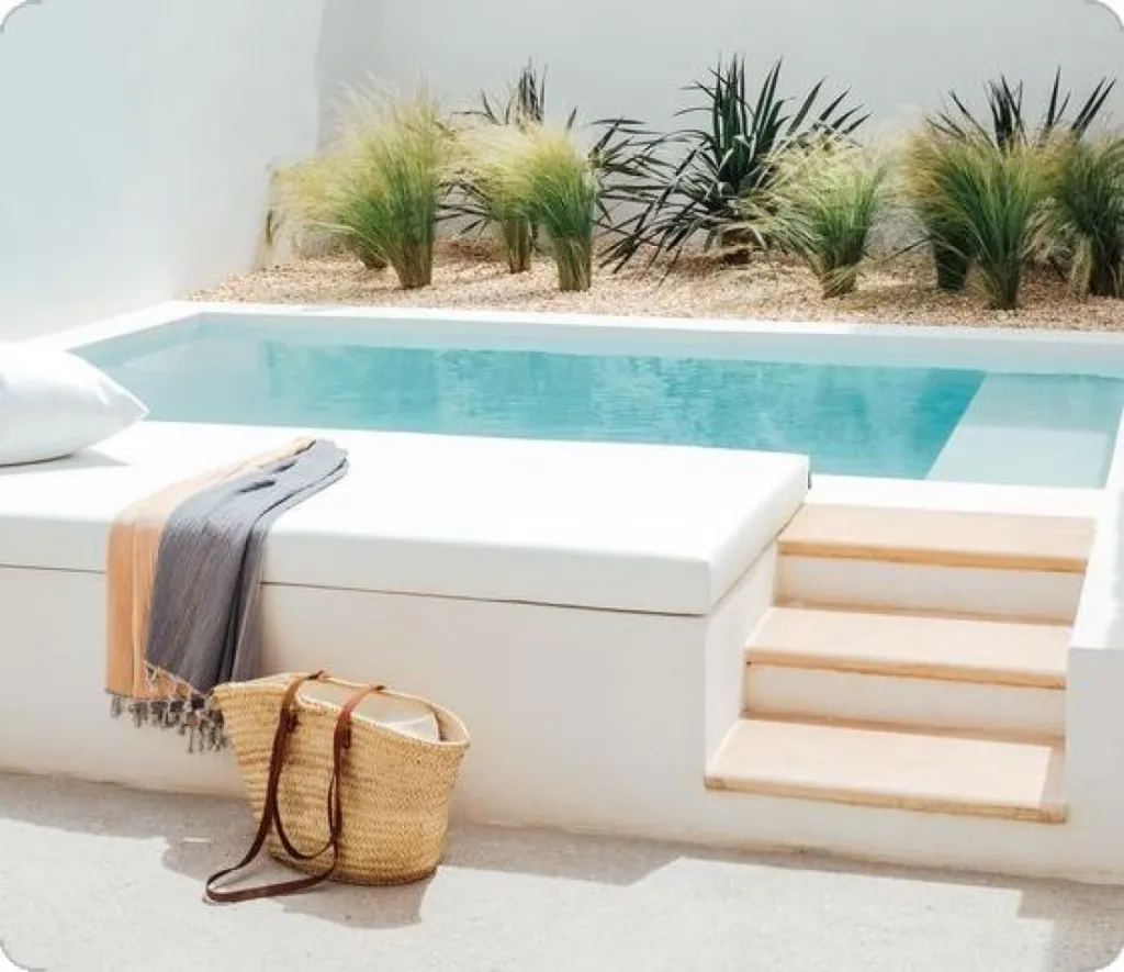 Piscine élégante près du Bassin d’Arcachon. bois exotique et système de filtration haut de gamme. Contactez-nous pour un projet sur mesure