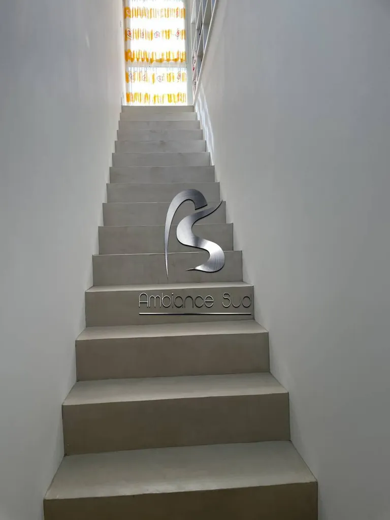 Habillage d’un escalier en béton ciré beige gris à Marseille 13