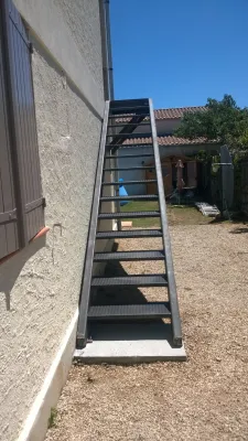 FABRICATION ET POSE ESCALIER AVEC PLATEFORME BERRE L'ETANG 13