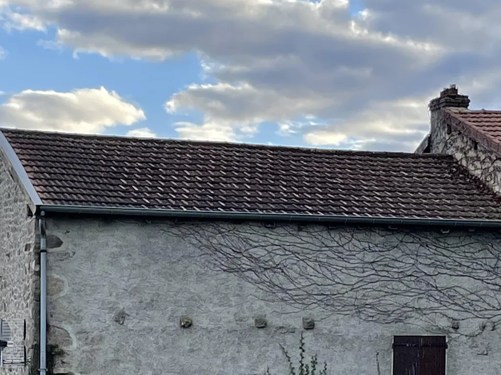 Toiture en tuiles avant rénovation à Beaujeu (Rhône 69) présentant des signes de vieillissement et une étanchéité dégradée
