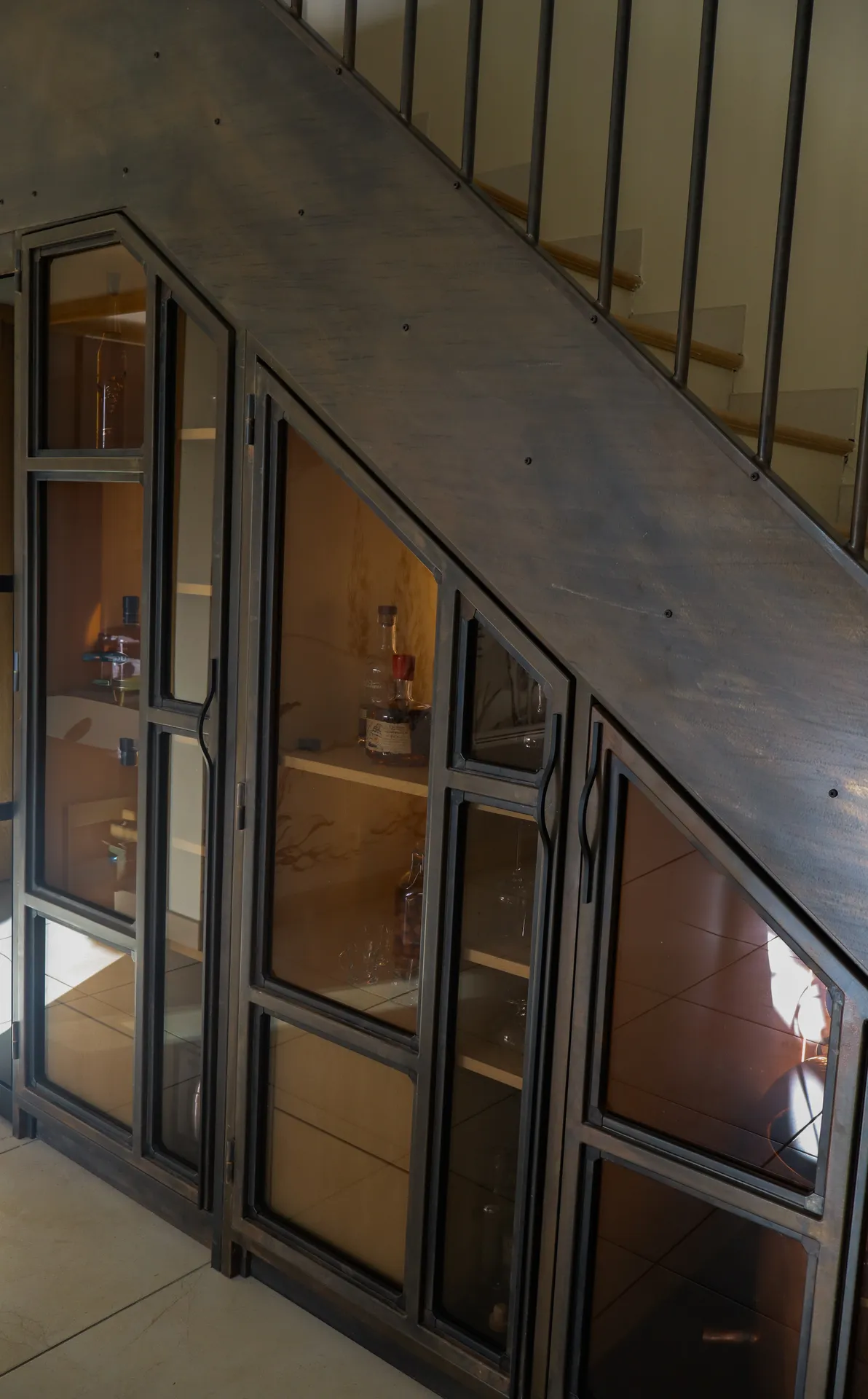 Cave à spiritueux sur mesure avec verrières métalliques dans le sud en Ardèche