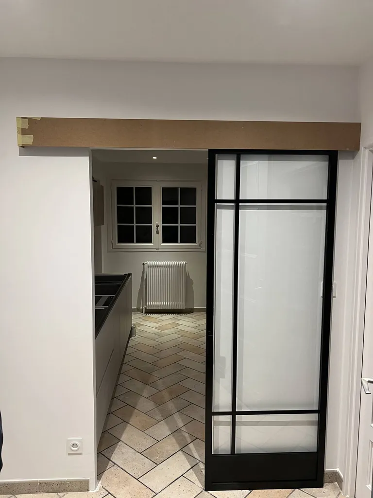Pose en applique d'une porte d'atelier coulissante lors des travaux de rénovation d'une cuisine à Chatillon sur Chalaronne (01)
