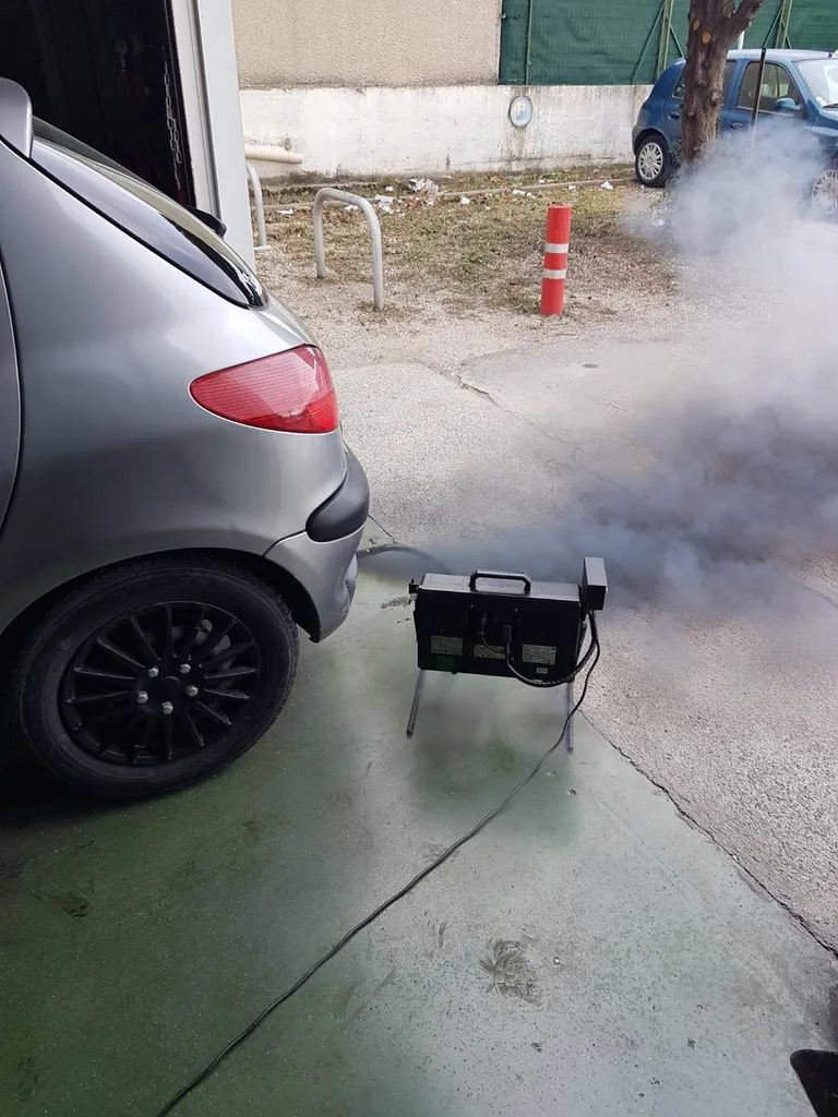 Contrôle pollution d'une voiture diesel lors d'un contrôle technique chez Autosur Martigues près de Port-de-Bouc