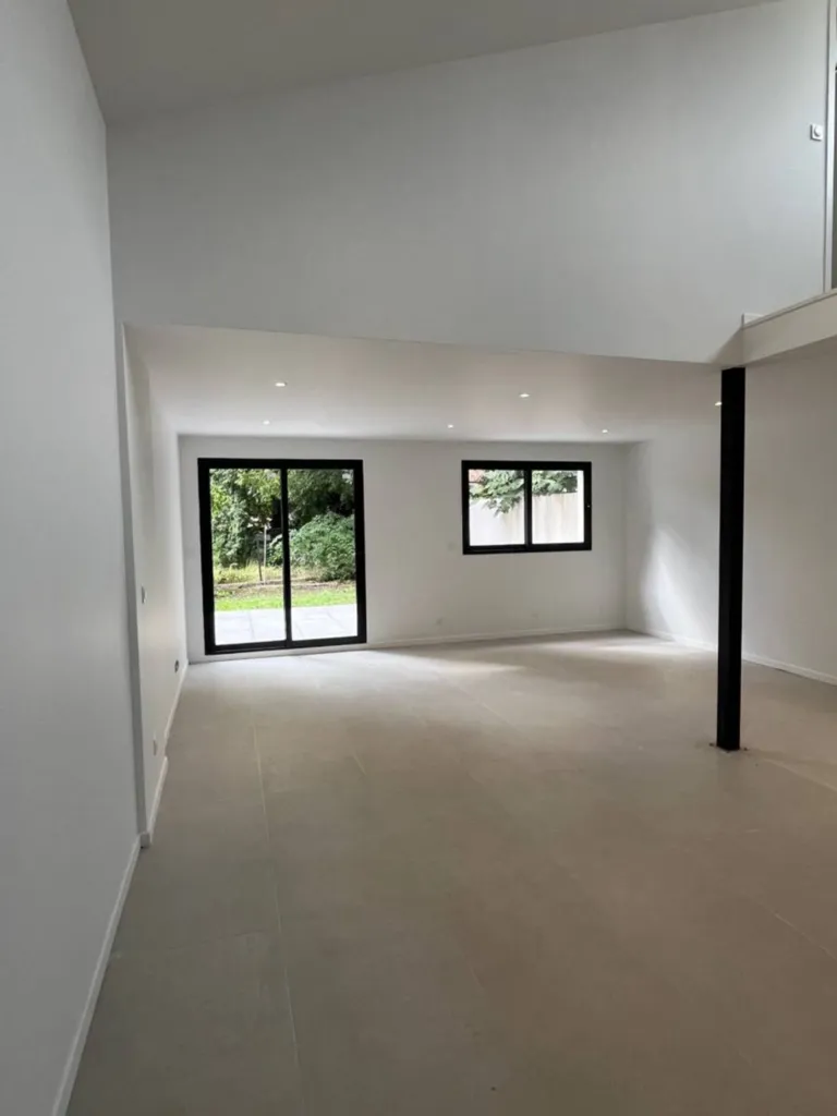 Loft T5 duplex au calme à Vénissieux limite Lyon 8ème avec jardin privatif proche Tramway