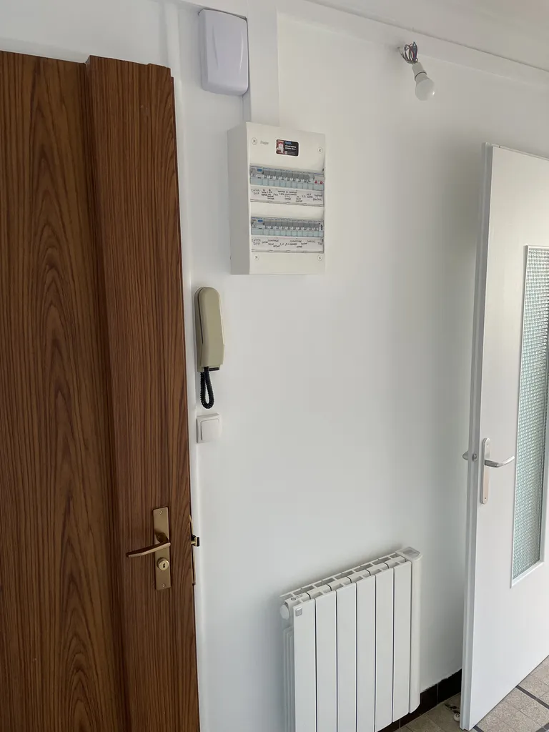 Entrée rénovée avec installation électrique remise aux normes dans cet appartement à Villeurbanne