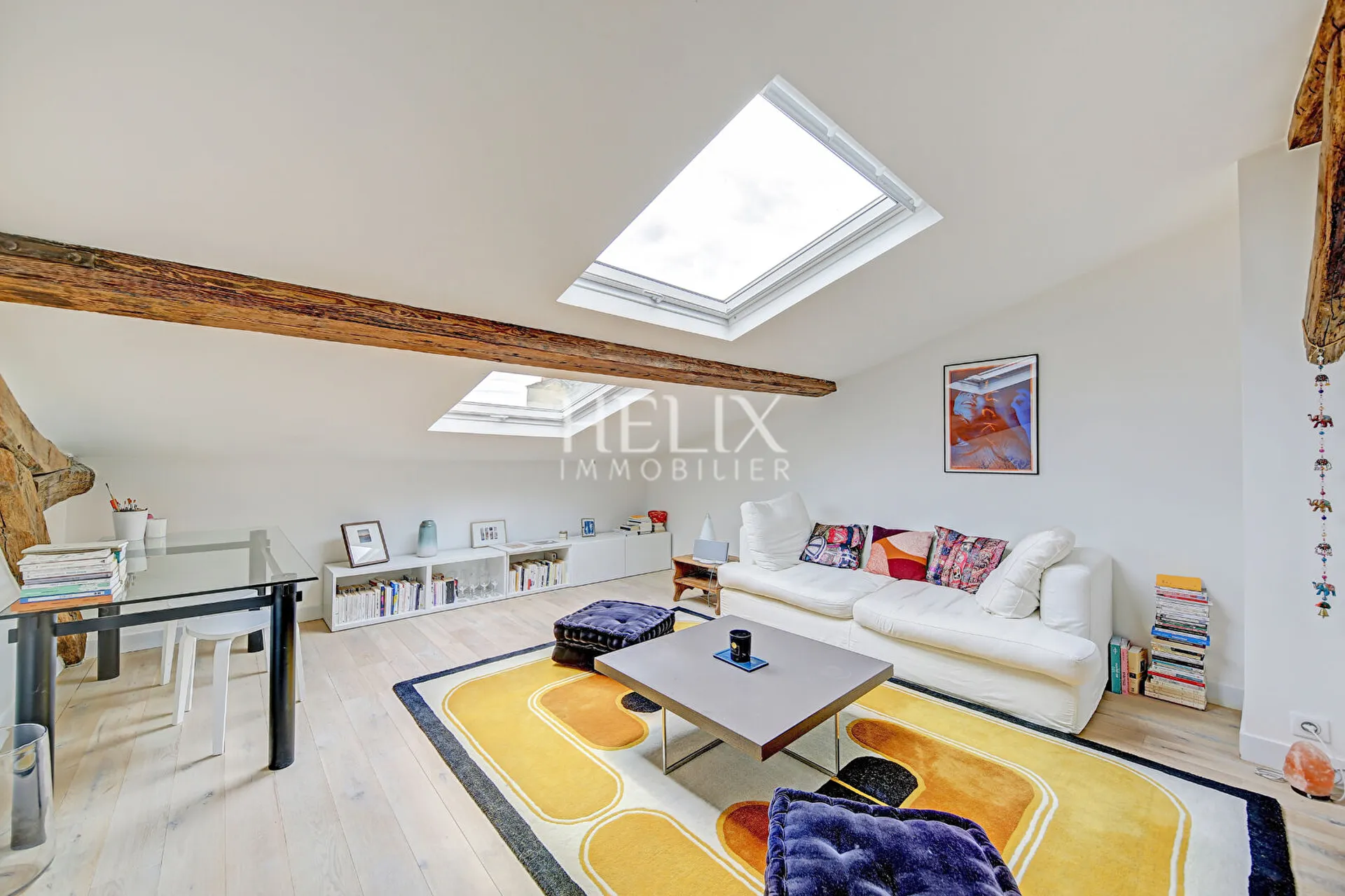 A vendre exceptionnel appartement situé au 4ème et dernier étage dans un immeuble historique à Saint-Germain-en-Laye, de très belles parties communes, hall d'entrée, sécurité, ascenseur.