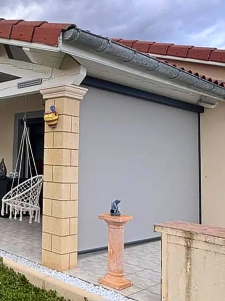 Installation d'un store zip vertical télécommandé avec toile tamisante Lakal sur une terrasse couverte à Montrond-les-Bains (42)