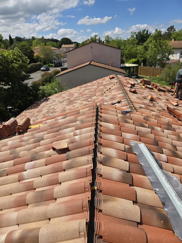Couvreur Aubagne : Rénovation Toiture, Remplacement Tuiles, Liteaux et Pare-Vapeur R3
