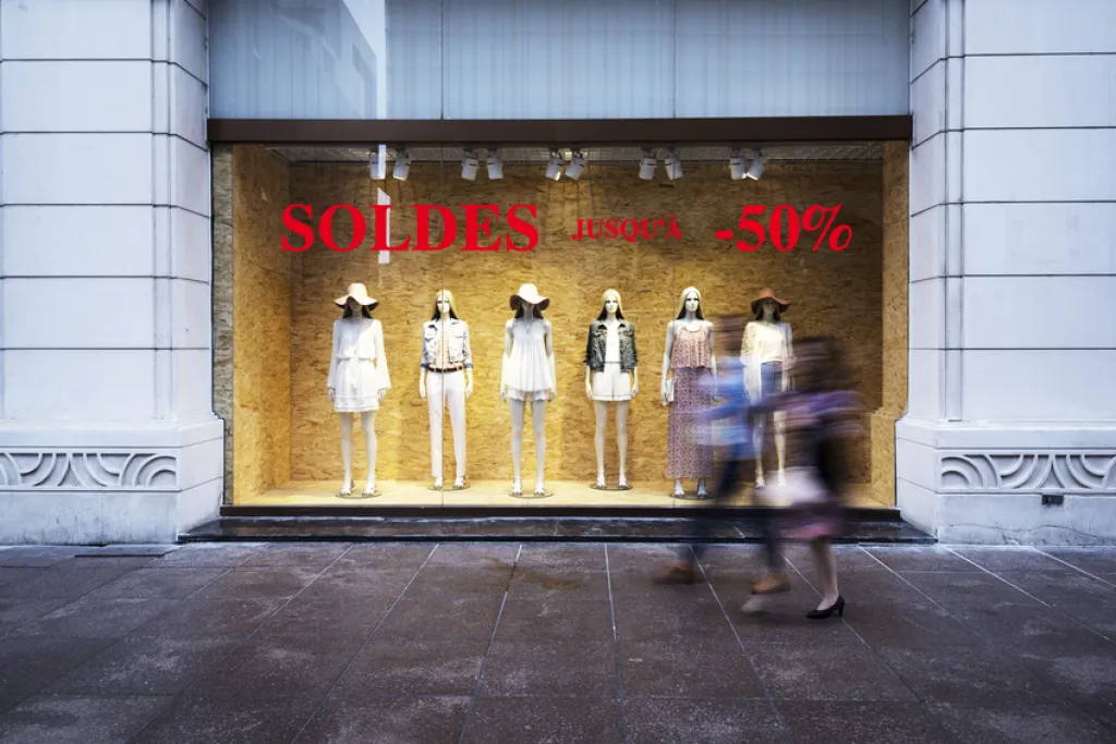 RÉALISATION ET CONFECTION DE STICKERS POUR VITRINE SOLDES SUR AUBAGNE PROCHE de AIX EN PROVENCE