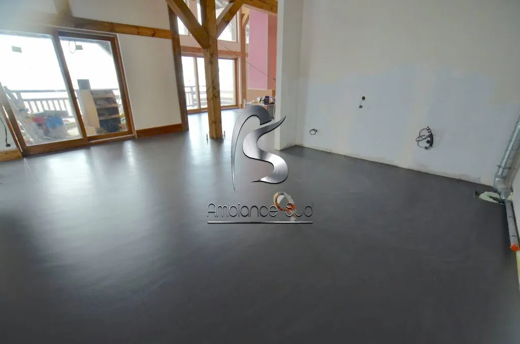 Entreprise de béton ciré SOL EN BETON CIRE TALOCHE ANTHRACITE A MEGEVE