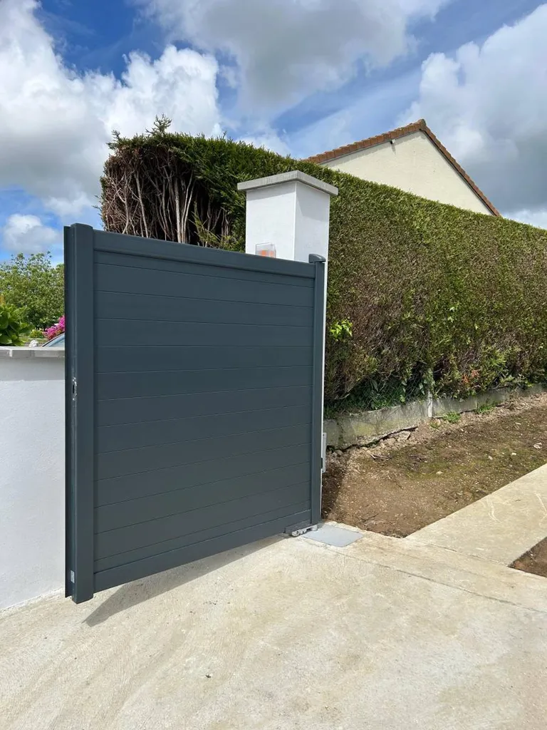 Aménagement d'un jardin avec pose d'une clôture en bois et d'un portail électrique à côté de Fécamp 76