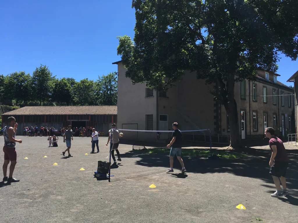 Stage sportif et séjour club au Puy-de-Dôme à Pontgibaud près de Clermont-Ferrand : centre d'hébergement pour sportifs et accès gymnase privatif