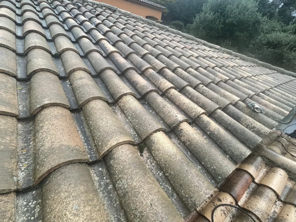 Nettoyage et traitement des tuiles mécaniques d’une maison sur Bouc Bel Air près de Aix en Provence 