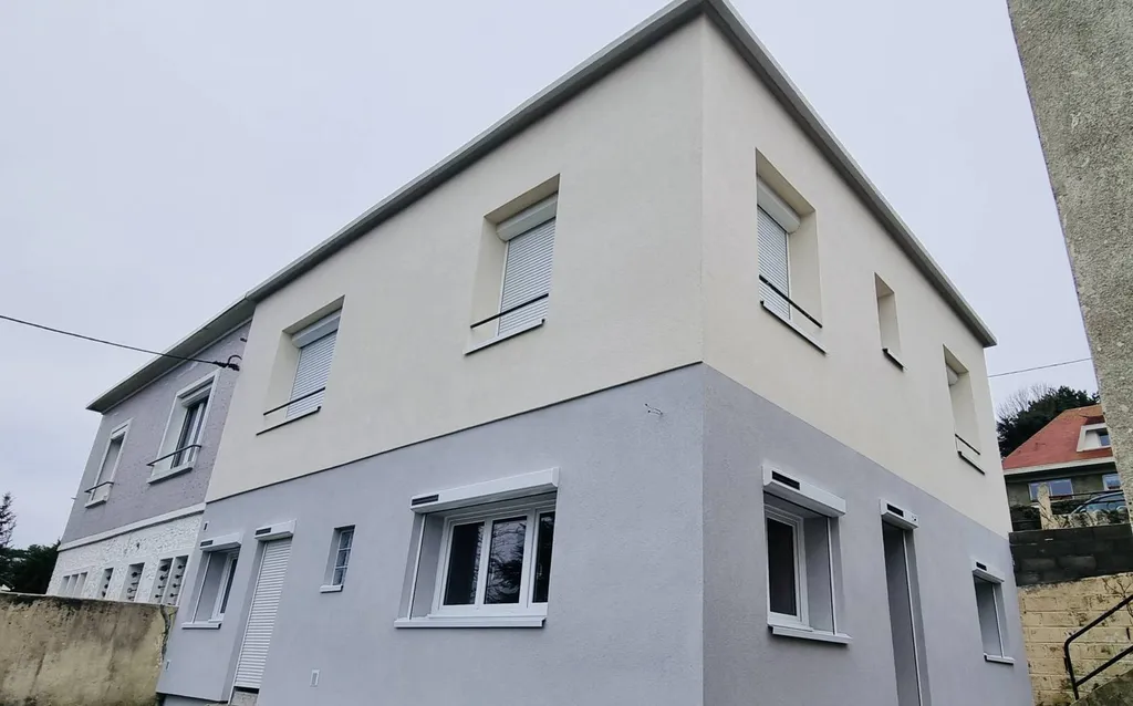 EM Batiment Découvrez la transformation impressionnante d'une maison à Saint-Adresse, au Havre. Grâce à une rénovation extérieure complète et une isolation thermique, cette demeure allie modernité et performance énergétique.