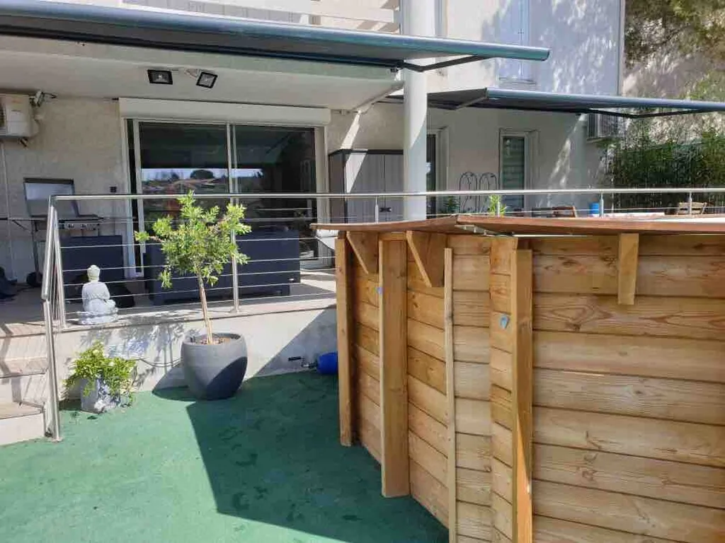 Pose d'un store  banne coffre ambre sur Martigues